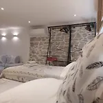 Cozy Central Split Apartment - 5 Min Walk To Old Town & Bacvice Beach 아파트 *