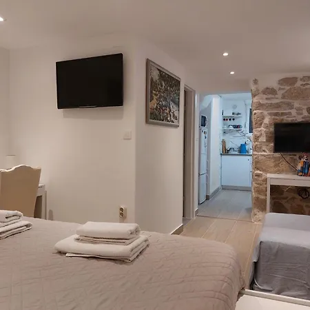 Cozy Central Split Apartment - 5 Min Walk To Old Town & Bacvice Beach